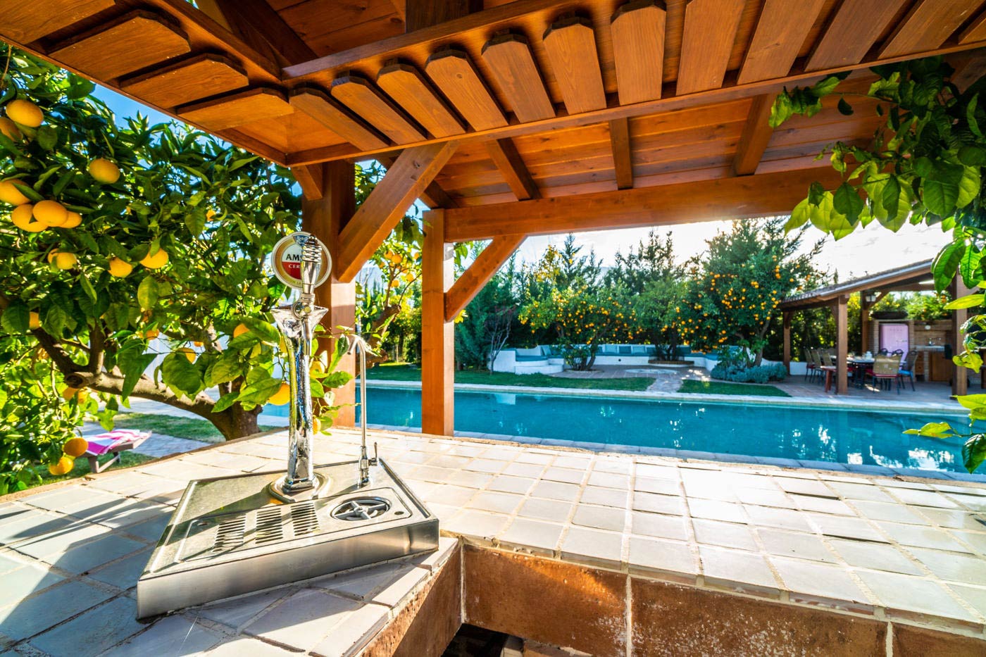 Bar de la piscina con grifo de cerveza (barriles de cerveza bajo petición)